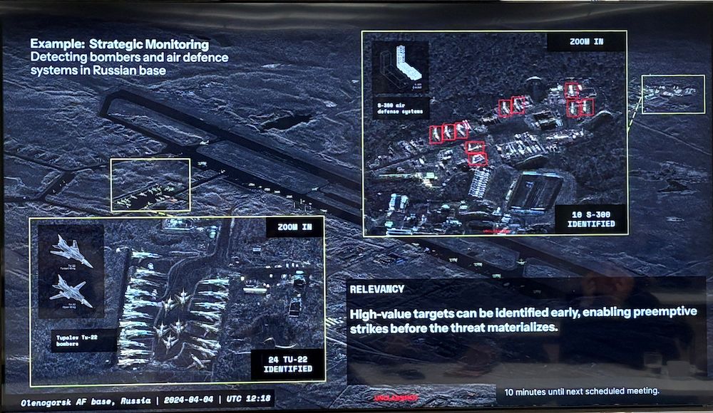 国防を目的とした戦略的監視のサンプル画像。相手国基地の爆撃機と防空システムを検出して、攻撃の予兆を見つけて先制攻撃を可能とする(筆者撮影)