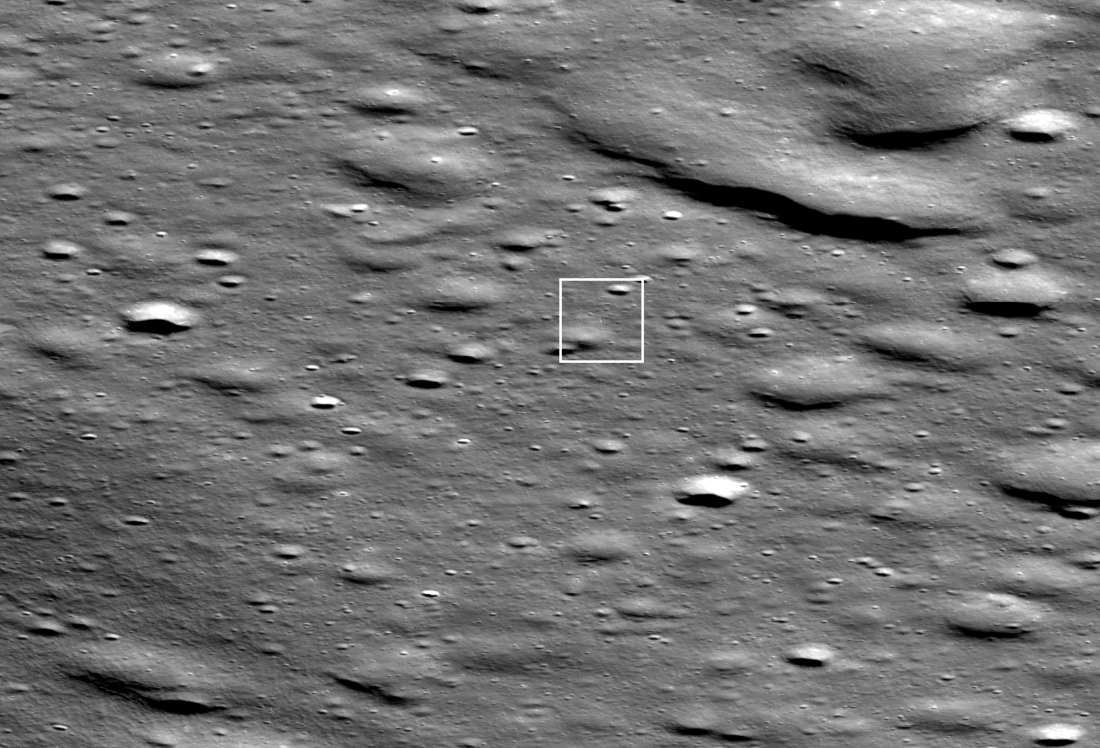 白い四角の中にBlue Ghostがいる。左下の黒くなっているところがラトレイユ山の麓（出典：NASA / GSFC / Arizona State University）