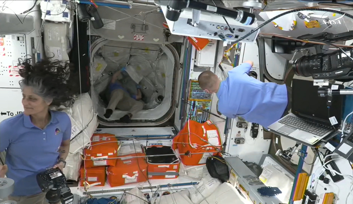 Crew-10を出迎える準備を進めるISS。左に見えるのが、現在の第72次長期滞在でISSのコマンダー(船長)を務めているSuni Williams氏(出典:NASAライブ配信)